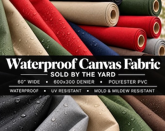Op de afbeelding: Een collectie waterdichte canvasstofrollen in diverse kleuren, waaronder rood, zwart, groen, beige en grijs. De stof heeft een getextureerd oppervlak met zichtbare waterdruppels. De tekst op de afbeelding luidt: Waterproof Canvas Fabric, SOLD BY THE YARD, 60" WIDE, 600x300 DENIER, POLYESTER PVC, WATERPROOF, UV RESISTANT, MOLD & MILDEW RESISTANT.