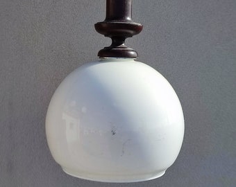 LAMPADARIO  a sospensione in vetro opalino e legno di quercia