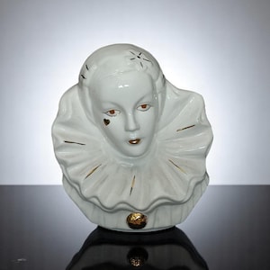 Scultura grande di Pierrot . Vintage anni 70 in porcellana pregiata con bordature oro zecchino. Scuola napoletana, scultura fantastica