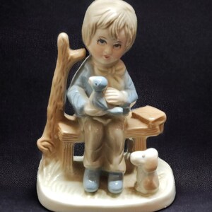 Statuina bambino su panchina con oca in porcellana di capodimonte , da collezione