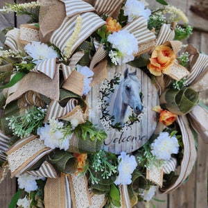 Corona de bienvenida para amantes de los caballos Decoración de puerta occidental Corona de botas de vaquero Regalo ecuestre Regalo de rancho de caballos Corona de granero Regalo de entrenador Corona de girasol