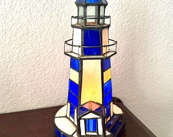 Vintage blauw-witte vuurtorenlamp in Tiffany-stijl