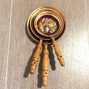 Zestaw 3 patelni z emalii Cloisonne na miedzianej powierzchni, zdobionych motylami i kwiatami