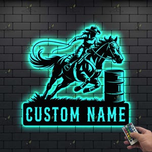 カスタムバレルレーシングLEDメタルサイン、パーソナライズされたカウガールウォールライト、馬好きのためのロデオ装飾、ファームハウスLEDサイン、彼女へのウエスタンギフト