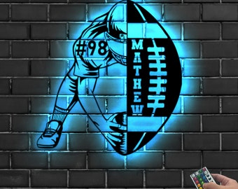 Panneau en métal personnalisé nom et numéro de football, lumière LED, art mural football, cadeau d'anniversaire de Noël pour fils entraîneur, décoration de chambre de garçon, décoration d'intérieur sport