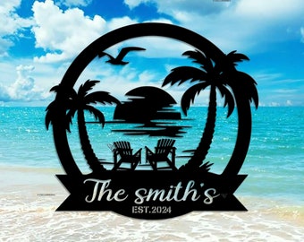 Puede incluir: Silueta negra de una escena de playa con dos palmeras, una puesta de sol y dos sillas. El texto "The Smith's EST. 2024" está debajo de la escena.