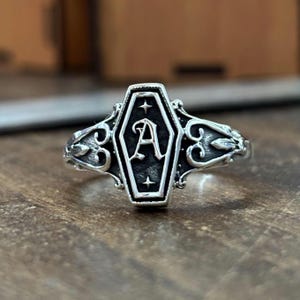 Anpassad gotisk kista initialring, oxiderat sterlingsilver viktoriansk filigran signet