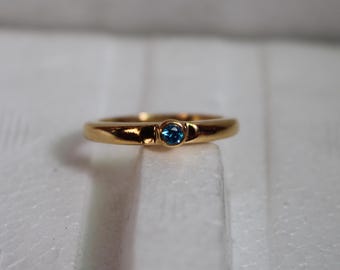 Anillo minimalista de plata de ley con circonita, joyería apilable con piedra natal.