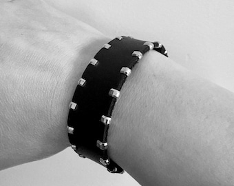 Geof Tate Armband, handgefertigtes gotisches Lederarmband, Upcycling-Rocker-Armband, Arife Design
