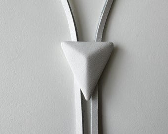 Lederbezogen Schnalle Bolokrawatte, Gothic Bolokrawatte, Minimale Bolokrawatte, Moderne Bolokrawatte, Hochzeit Bolokrawatte, Zeitlose Krawatte, Einzigartige All White Krawatte