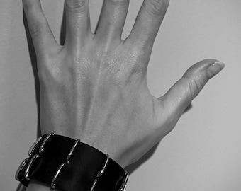 Handgemachte Gothic Leder Armspange, Edgy Rock Armband