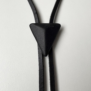 Handgjord läderboloslips, gotisk minimalistisk triangeldesign, svart bröllopsläderhalsband, tidlös modern slips