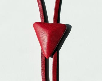 Handgefertigte Leder Schnalle Bolokrawatte, Gothic Minimalist Alle Rot Krawatte, Moderne Bolokrawatte, Hochzeit Bolokrawatte, Zeitlose Krawatte