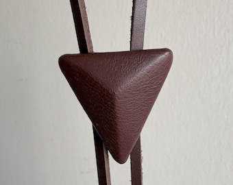 Leder Schnalle Bolokrawatte, Gothic Minimalist Style, zeitlose Hochzeit Krawatte, handgemachtes Accessoire aus recyceltem Leder