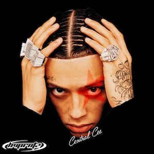 以下が含まれることがあります： 顔に赤い星が描かれた男性のクローズアップポートレート。彼は黒いシャツを着ており、両手を頭の上に置いている。画像の下には白い筆記体で「Central Cee」というテキストが書かれている。