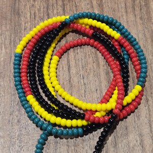 Cuentas para atar en la cintura: cuentas africanas de vidrio - Negro, rojo, amarillo y verde