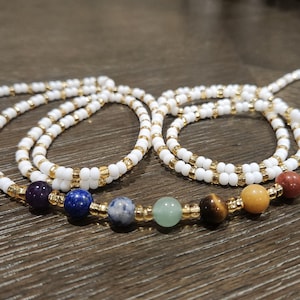 Chakra-taillekralen: Afrikaanse buiksieraden met edelstenen