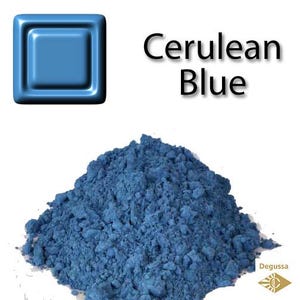 Może przedstawiać: Stos proszku pigmentu w kolorze błękitu ceruleanu z błyszczącym niebieskim kwadratem w lewym g&oacute;rnym rogu. Słowa "Cerulean Blue" są napisane czarnym tekstem. Logo Degussa znajduje się w prawym dolnym rogu.