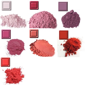 以下が含まれることがあります： ピンク、赤、紫の色合いを含む、カラフルな化粧品パウダーの詰め合わせ。各色は、一致する正方形の隣に粉末の山として表示されます。パウダーはテクスチャと強度にバリエーションがあり、メイクアップに適しています。