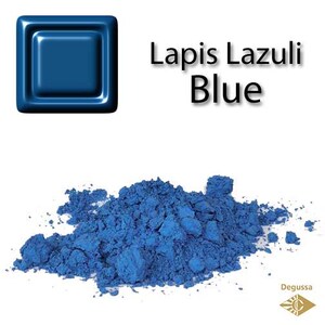 Może przedstawiać: Błyszczący, ciemnoniebieski kwadrat i napis "Lapis Lazuli Blue" na białym tle. Poniżej stos jasnoniebieskiego proszku. Logo Degussa znajduje się w prawym dolnym rogu. Obraz jest dla produktu.