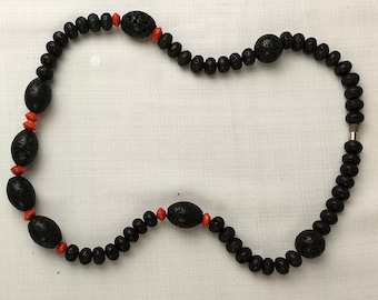 Collar de cuentas de piedra de lava (con cuentas rojas y cierre magnético). Estilo boho/meditación/joyería de chakras vintage.