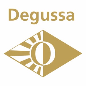 Może przedstawiać: Słowo "Degussa" w kolorze złotym jest wyświetlane nad złotym i białym logo. Logo ma kształt rombu z motywem promieni słonecznych po lewej stronie i białym "O" po prawej.