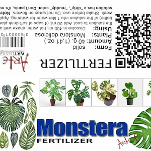 Peut inclure: Étiquette d'engrais pour Monstera avec une feuille de Monstera verte dans le coin inférieur droit. L'étiquette est bleue et blanche avec le texte "Monstera Fertilizer" en grandes lettres bleues. L'étiquette comprend également un code QR, un code-barres et des instructions d'utilisation de l'engrais. L'étiquette est entourée d'images de feuilles de Monstera.