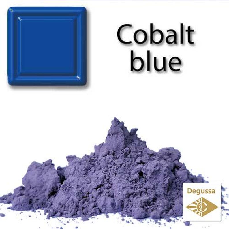 Może przedstawiać: Kwadratowa płytka w kolorze kobaltowym jest wyświetlana nad stosem lawendowego proszku. Słowa "Cobalt blue" są napisane czarnym tekstem. Logo Degussa znajduje się w prawym dolnym rogu.