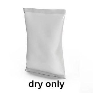 Może przedstawiać: Biała, zamknięta torba o lekko zakrzywionym kształcie, prawdopodobnie do pakowania. Tekst "dry only" jest wydrukowany na czarno u dołu obrazu, wskazując instrukcje dotyczące pielęgnacji produktu. Torba jest umieszczona na gładkim, białym tle.