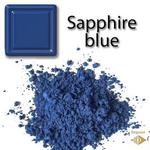 Może przedstawiać: Kwadratowy, szafirowy niebieski obiekt jest wyświetlany obok stosu szafirowego niebieskiego proszku. Tekst "Sapphire blue" jest napisany na czarno. Logo Degussa znajduje się w prawym dolnym rogu.