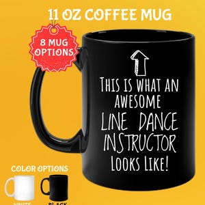 Könnte beinhalten: Schwarze 325 ml Kaffeetasse mit dem weißen Text "THIS IS WHAT AN AWESOME LINE DANCE INSTRUCTOR LOOKS LIKE!". Die Tasse hat einen schwarzen Henkel und eine weiße Pfeilgrafik. Farboptionen sind Weiß und Schwarz.