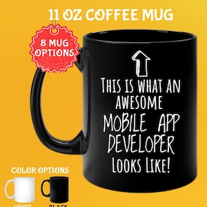 Peut inclure: Mug noir de 325 ml avec le texte "THIS IS WHAT AN AWESOME MOBILE APP DEVELOPER LOOKS LIKE!" en blanc. La tasse a une anse noire et fait partie de huit options de tasses. Options de couleurs : blanc et noir.