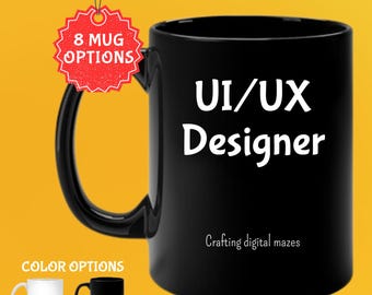 Könnte beinhalten: Schwarze 325 ml Kaffeetasse mit dem weißen Text "UI/UX Designer". Die Tasse hat auch den Text "Crafting digital mazes". Das Bild zeigt Farboptionen für weiße und schwarze Tassen.