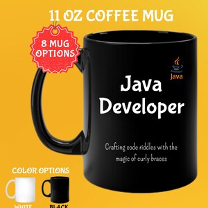Könnte beinhalten: Schwarze 312g Kaffeetasse mit dem weißen Text "Java Developer". Die Tasse zeigt auch den Text "Crafting code riddles with the magic of curly braces". Farboptionen sind weiß und schwarz.