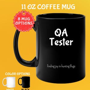 Puede incluir: Taza de café negra de 325 ml con el texto "QA Tester" en blanco. La taza también tiene el texto "Finding joy in hunting Bugs". La imagen muestra opciones de color de tazas blancas y negras.