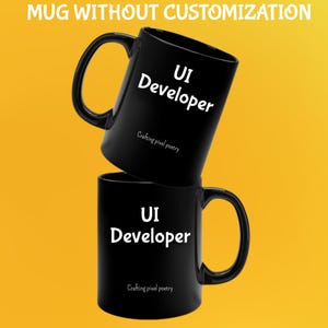 Puede incluir: Dos tazas de cer&aacute;mica negra apiladas. Cada taza tiene un asa grande y el texto blanco "UI Developer". Debajo, la frase "Crafting pixel poetry". El fondo es amarillo. El texto "MUG WITHOUT CUSTOMIZATION" est&aacute; en la parte superior.