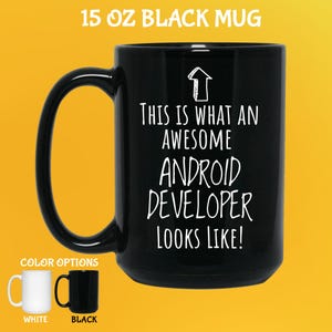 K&ouml;nnte beinhalten: Schwarze 444 ml Tasse mit dem wei&szlig;en Text "THIS IS WHAT AN AWESOME ANDROID DEVELOPER LOOKS LIKE!". Die Tasse hat einen gro&szlig;en Henkel und wird mit wei&szlig;en und schwarzen Farboptionen gezeigt.