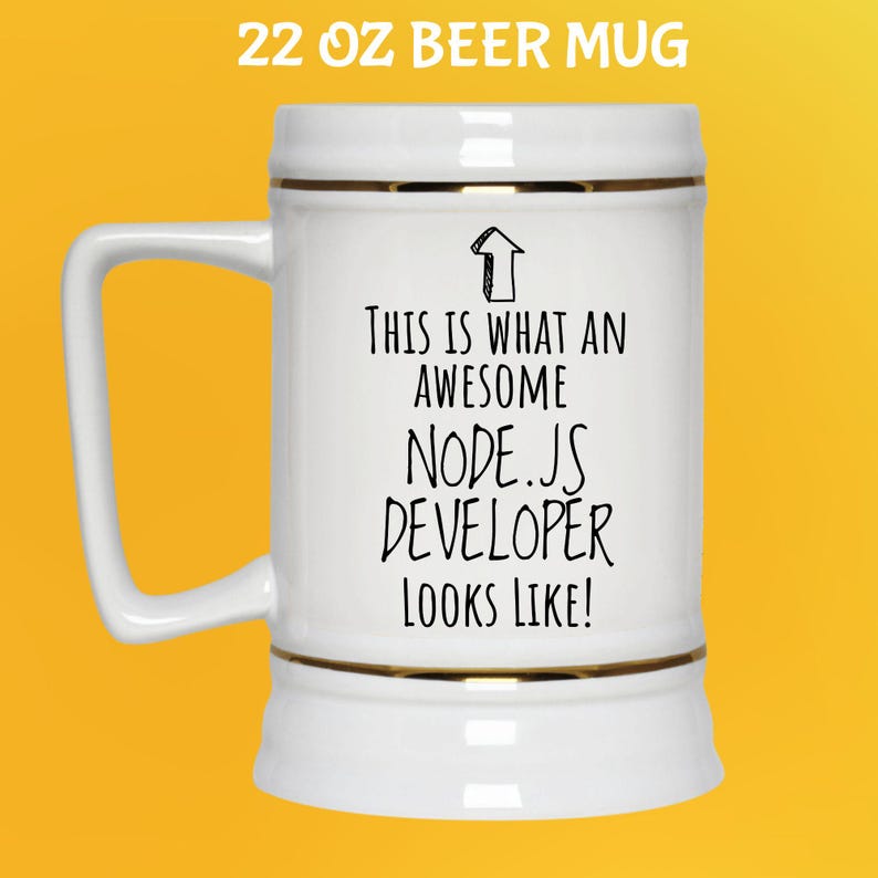 K&ouml;nnte beinhalten: Wei&szlig;er 650 ml Bierkrug mit goldenem Rand und Henkel. Der Krug tr&auml;gt den Text "THIS IS WHAT AN AWESOME NODE.JS DEVELOPER LOOKS LIKE!" in Schwarz. Der Krug steht vor gelbem Hintergrund.