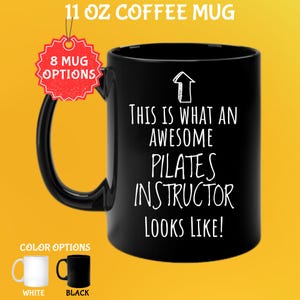 Pode incluir: Caneca de café preta de 325 ml com o texto "THIS IS WHAT AN AWESOME PILATES INSTRUCTOR LOOKS LIKE!" em branco. A caneca tem uma alça preta e um gráfico de seta branca. As opções de cores incluem canecas brancas e pretas.