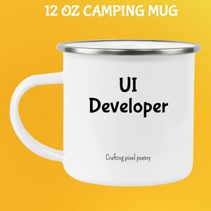 Puede incluir: Taza de camping blanca de 355 ml con borde plateado y asa blanca. La taza presenta el texto "UI Developer" en negro, con "Crafting pixel poetry" debajo. La taza est&aacute; sobre un fondo amarillo.