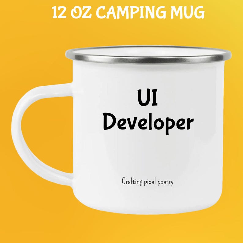 Puede incluir: Taza de camping blanca de 355 ml con borde plateado y asa blanca. La taza presenta el texto "UI Developer" en negro, con "Crafting pixel poetry" debajo. La taza est&aacute; sobre un fondo amarillo.
