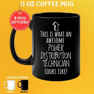 Può includere: Tazza da caffè nera da 325 ml con la scritta bianca "THIS IS WHAT AN AWESOME POWER DISTRIBUTION TECHNICIAN LOOKS LIKE!". La tazza ha un manico nero ed è disponibile in bianco. L'immagine mostra anche "8 MUG OPTIONS".