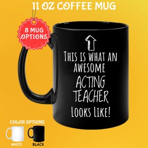 Puede incluir: Taza de café negra de 325 ml con el texto blanco "THIS IS WHAT AN AWESOME ACTING TEACHER LOOKS LIKE!". La taza tiene un asa negra y las palabras "8 MUG OPTIONS" están en una etiqueta roja. Opciones de color: blanco y negro.