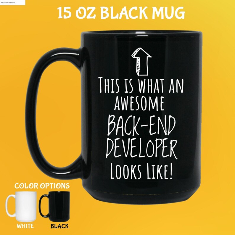 Op de afbeelding: Zwarte mok van 444 ml met de tekst "THIS IS WHAT AN AWESOME BACK-END DEVELOPER LOOKS LIKE!" in het wit. De mok heeft een groot oor en wordt getoond met witte en zwarte kleuropties.