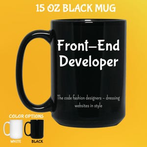 Pode incluir: Caneca preta de 444 ml com o texto "Front-End Developer" em branco. A caneca tamb&eacute;m tem o texto "The code fashion designers - dressing websites in style". As op&ccedil;&otilde;es de cores s&atilde;o branco e preto.