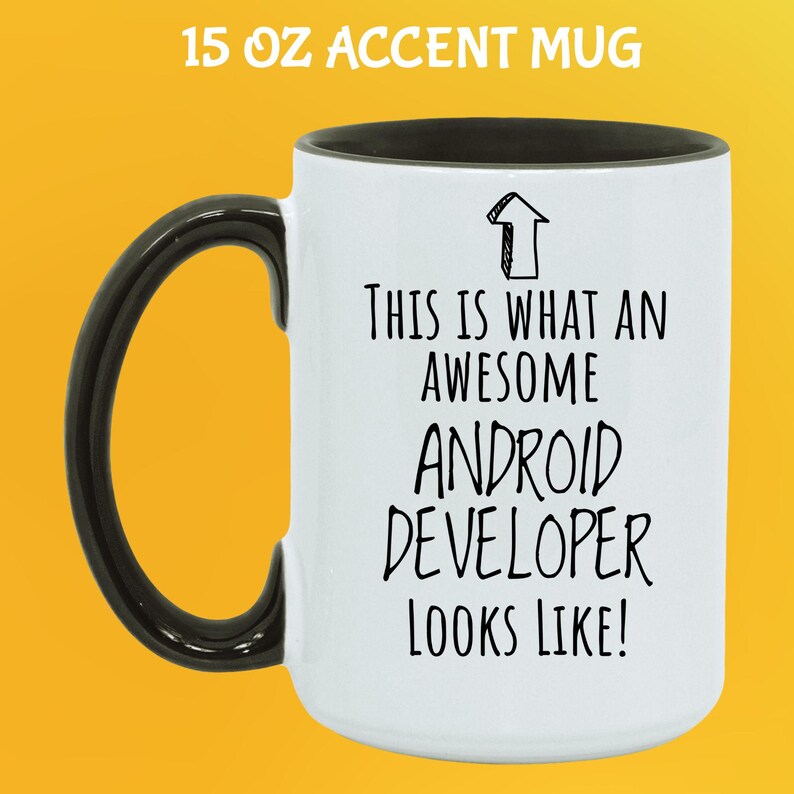 K&ouml;nnte beinhalten: Wei&szlig;er 444 ml Akzentbecher mit schwarzem Griff und Innenraum. Der Becher tr&auml;gt den Text "THIS IS WHAT AN AWESOME ANDROID DEVELOPER LOOKS LIKE!" in Schwarz. Der Becher befindet sich auf gelbem Hintergrund.