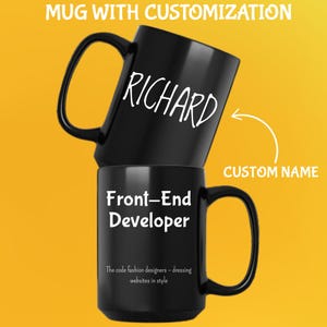 Pode incluir: Duas canecas pretas empilhadas sobre um fundo amarelo. A caneca superior tem o nome "RICHARD" em escrita branca. A caneca inferior diz "Front-End Developer" com texto adicional. As canecas s&atilde;o projetadas para personaliza&ccedil;&atilde;o.