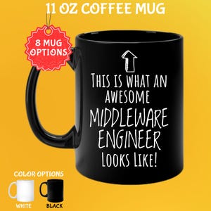 Könnte beinhalten: Schwarze 325 ml Kaffeetasse mit dem weißen Text "THIS IS WHAT AN AWESOME MIDDLEWARE ENGINEER LOOKS LIKE!". Die Tasse hat einen schwarzen Henkel und ist in Weiß und Schwarz erhältlich. Ein rotes Etikett zeigt "8 MUG OPTIONS".