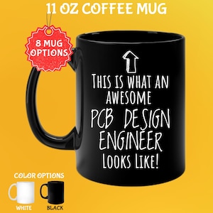 Op de afbeelding: Zwarte koffiemok van 325 ml met de tekst "THIS IS WHAT AN AWESOME PCB DESIGN ENGINEER LOOKS LIKE!" in het wit. De mok heeft een zwart handvat en de afbeelding toont kleuropties van witte en zwarte mokken.