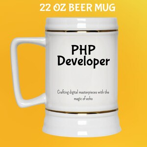 Pode incluir: Caneca de cerveja branca de 650 ml com detalhes dourados e uma al&ccedil;a grande. A caneca exibe "PHP Developer" em preto, com a frase "Crafting digital masterpieces with the magic of echo" abaixo.